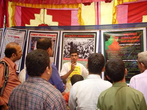 HJS member explains charts to Jignyasus- at Kashi Math bangalore